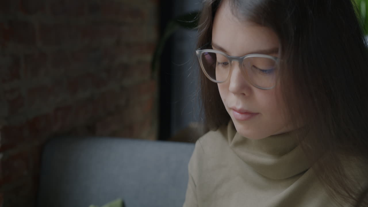 Woman studying or working in a cafe.