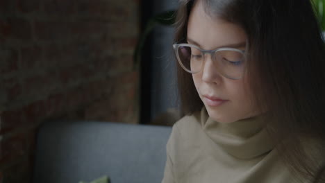 woman studying or working in a cafe.