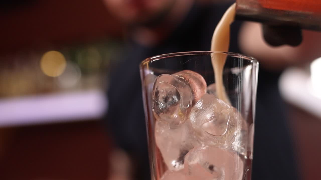 테일을 준비하는 바텐더