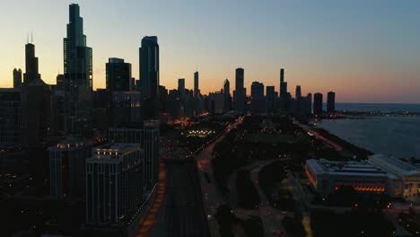 Toma-De-Dron-Del-Bucle-Sur-De-Chicago-Con-Horizonte-En-Segundo-Plano