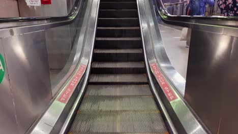 Escalera-Mecánica-En-Movimiento-Aislada-Que-Desciende-Desde-Un-ángulo-Bajo-Por-La-Mañana-Se-Toma-Un-Video-En-La-Estación-De-Metro-De-Nueva-Delhi-Nueva-Delhi-India-El-10-De-Abril-De-2022