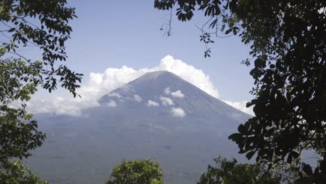 toma de mano del monte agung, mientras el humo se eleva desde el costado