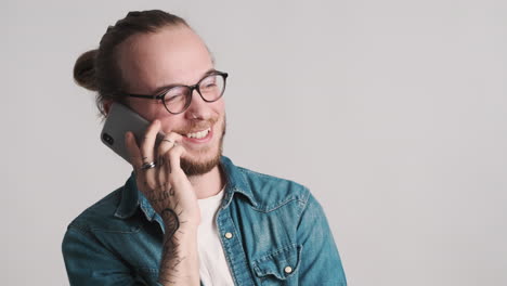 Joven-Caucásico-Hablando-Por-Teléfono.