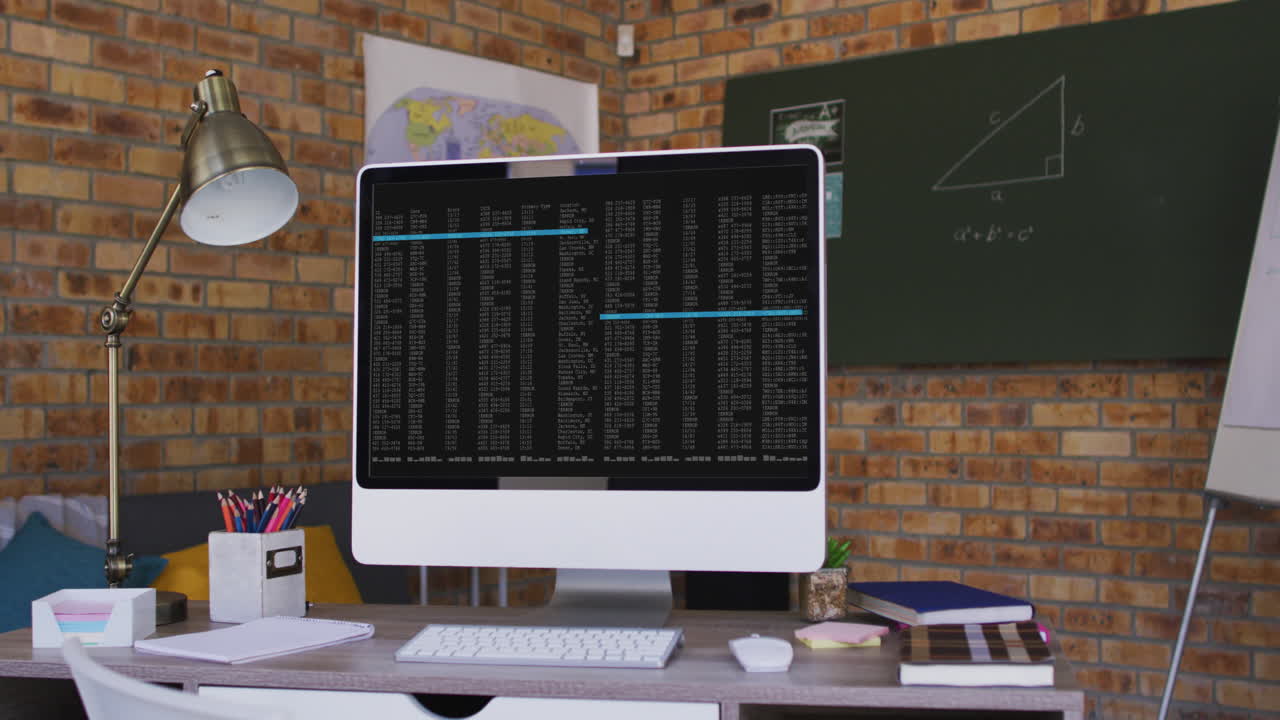 компьютерный экран с обработкой данных, стоящий на столе в офисе