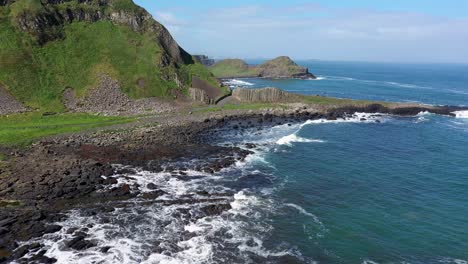 La-Calzada-De-Los-Gigantes-Se-Encuentra-Al-Pie-De-Los-Acantilados-De-Basalto-A-Lo-Largo-De-La-Costa-Del-Mar-En-La-Costa-Norte-Del-Condado-De-Antrim