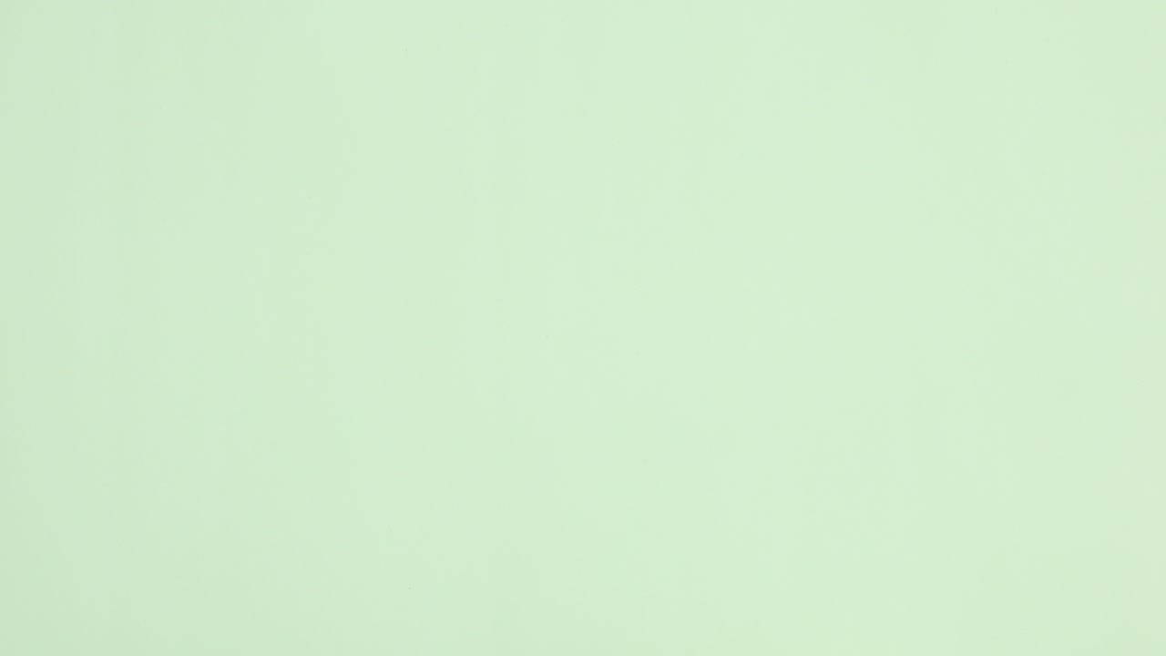 los utensilios de cocina ecológicos de bambú de madera aparecen sobre un fondo verde claro.