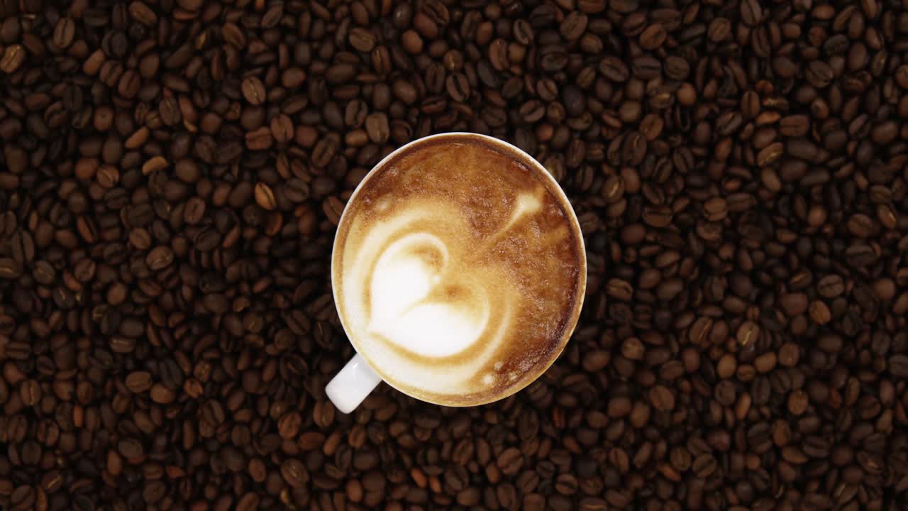 primer plano de una taza de café con granos de café