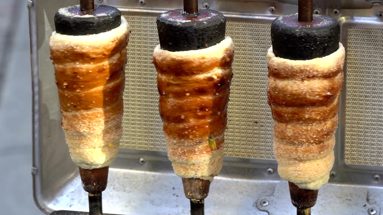 롤러, 달한, 갈색, 케이크는 롤링 핀에 구워집니다. 접시에는 벌레가 있습니다.