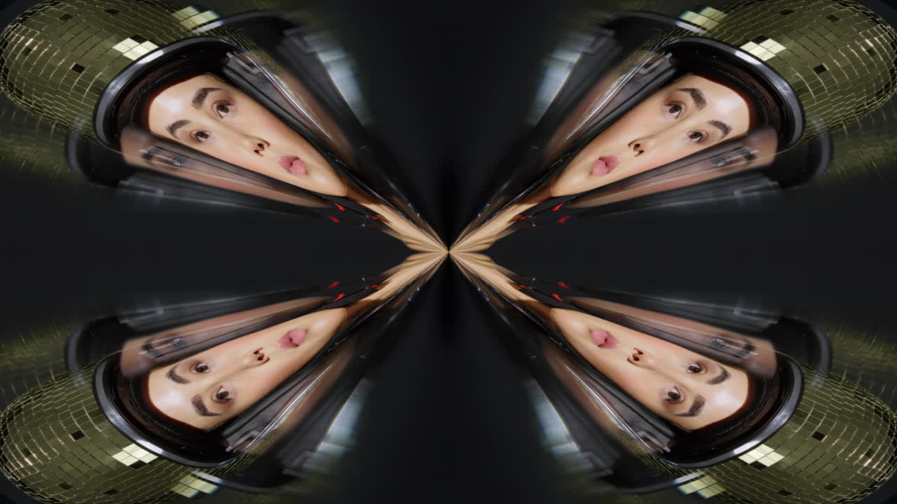 mujer posa con orejas de conejo de bola de espejo