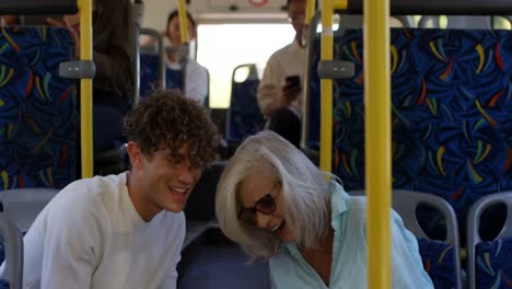 pasajeros que usan portátiles mientras viajan en el autobús 4k