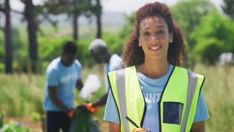 Volunteers-collecting-rubbish-and-recycling