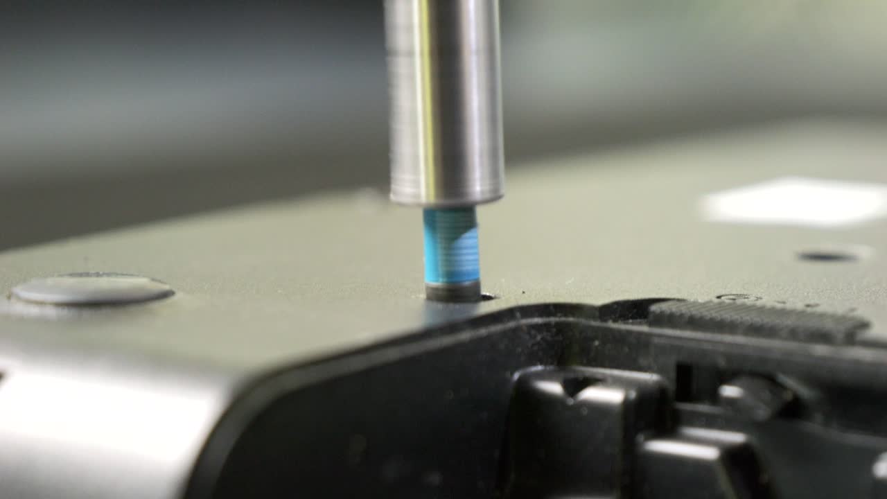 오래된 노트북의 수리, 기술자는 케이스를 분해, 작은 나사에 클로즈업