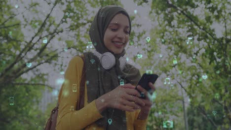 animación de una red de iconos de medios conectados con una mujer sonriente con hijab usando un teléfono inteligente