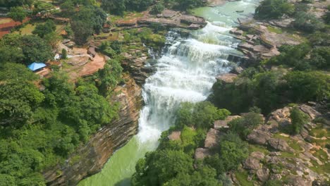 cascada rajdari devdari y la presa latif shah y el lago chandraprabha vista aérea