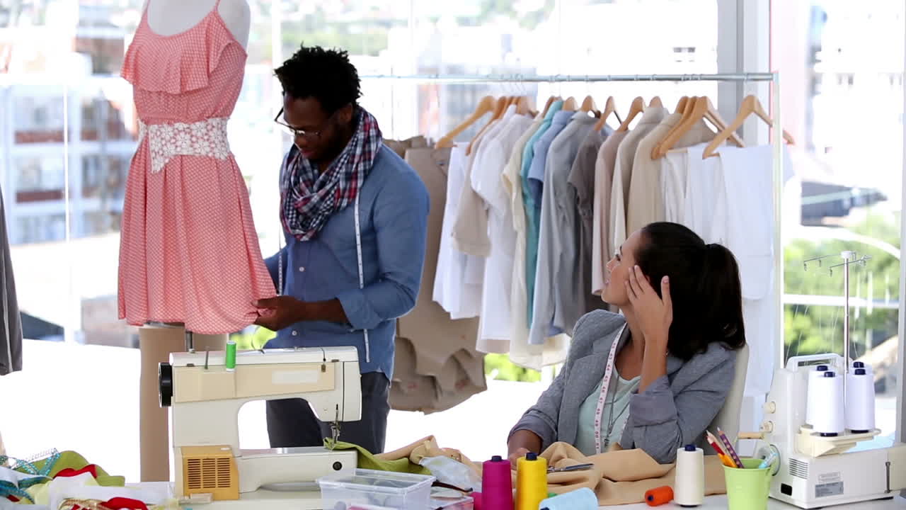 diseñadores de moda discutiendo juntos