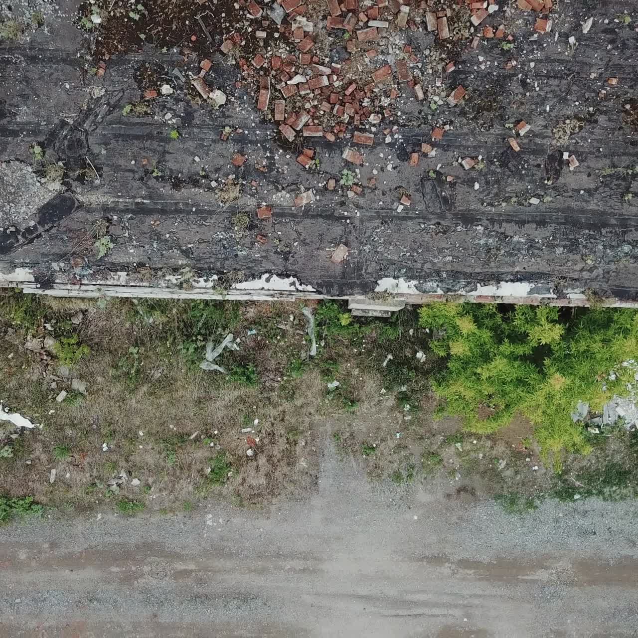 재난, 전쟁 또는 재난 후 버려진 오래된 부서진 산업 공장 또는 창고 건물의 폐허