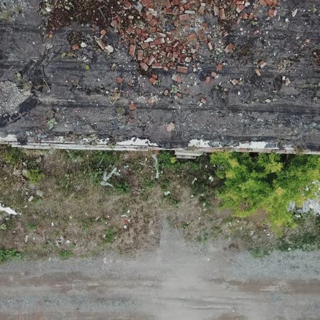 ruinas de antiguas fábricas industriales o almacenes rotos abandonados después de un desastre, una guerra o un cataclismo