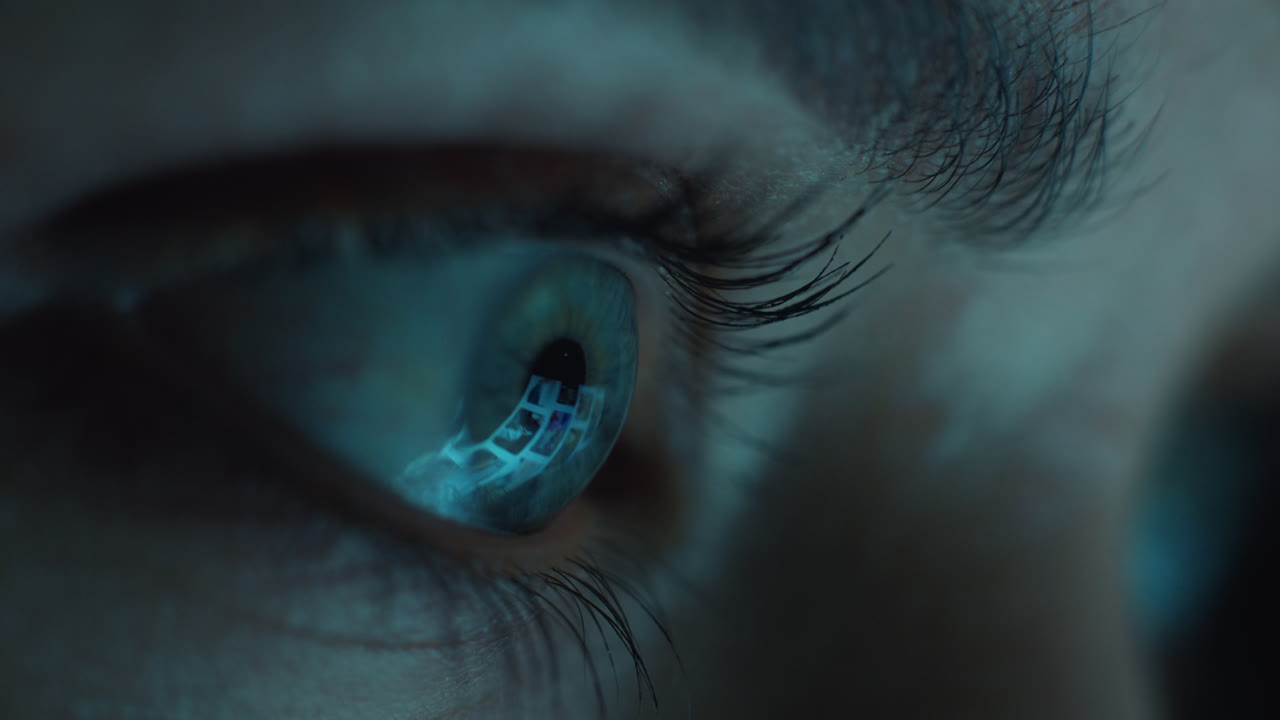 occhio macro guardando lo schermo del tablet navigando sui social media di notte concetto di dipendenza