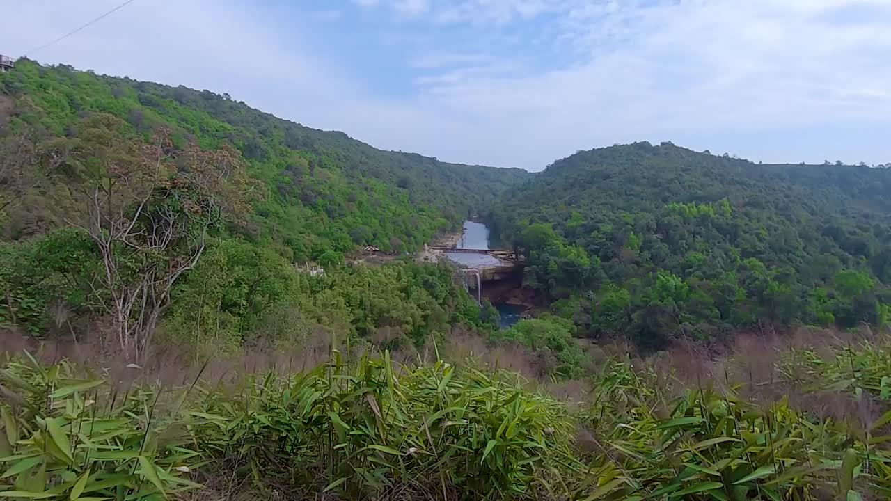densos bosques verdes con cascadas prístinas en el día desde un ángulo plano el video se toma en krang suri cae meghalaya noreste de la india