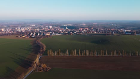 acercamiento aéreo a una ciudad de kutna hora, chequia, europa, en una soleada tarde de primavera