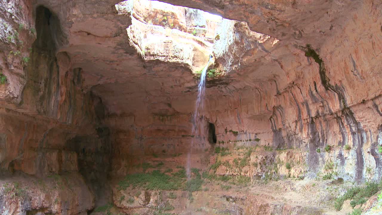 una cascada en una cueva en el líbano