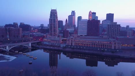 Una-Antena-De-Alto-ángulo-Del-Centro-De-Minneapolis-Minnesota-En-La-Noche-5