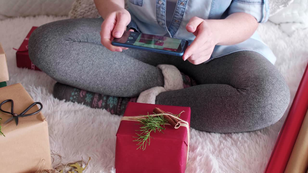 mujer envolviendo los regalos de navidad
