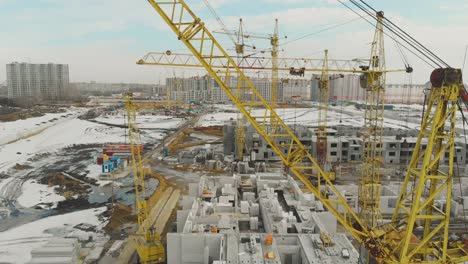 del nuevo complejo de edificios con grúas de construcción amarillas