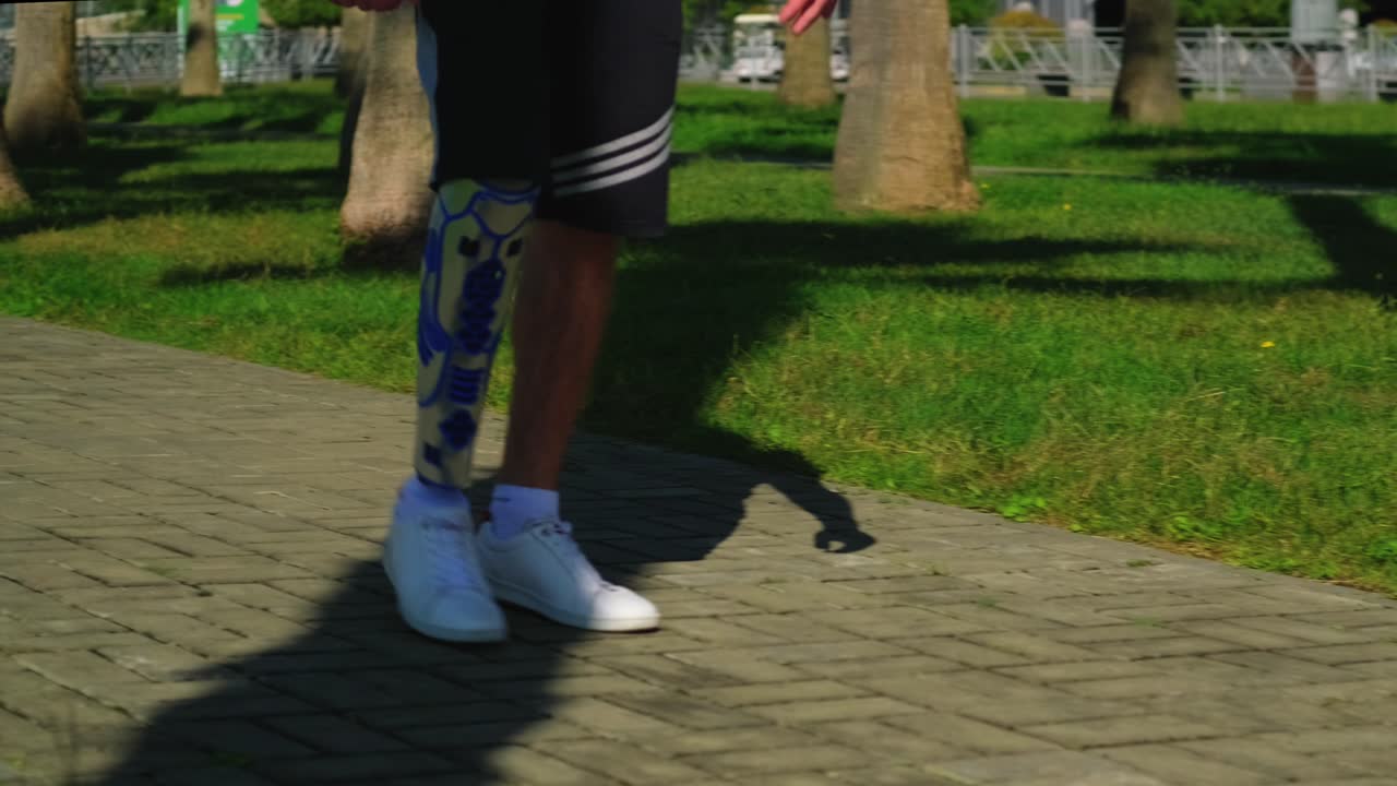 hombre con pierna protésica caminando en un parque