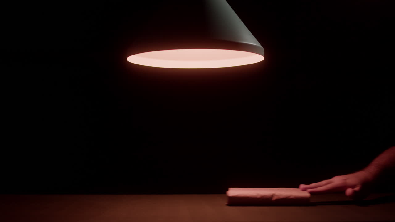 暗い部屋で謎の小包を交換する手