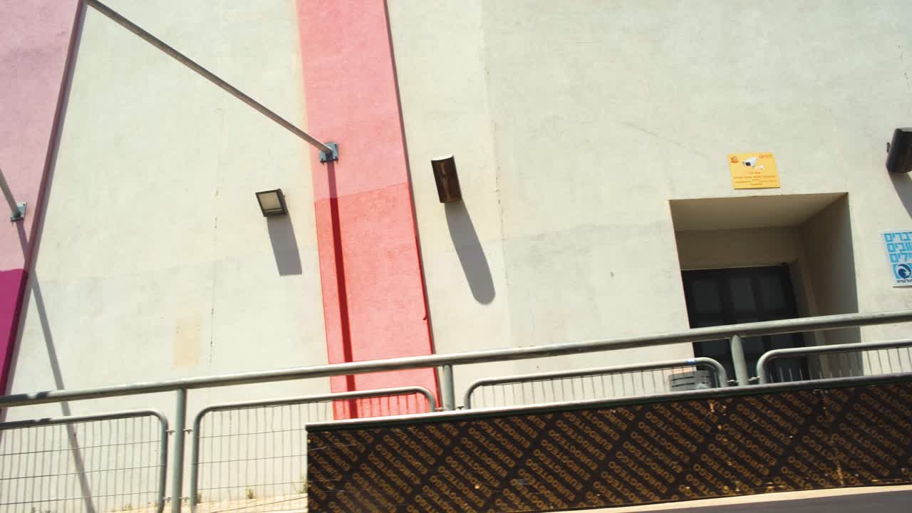 disparo de seguimiento dinámico captura los movimientos de estilo libre de la mujer en patines