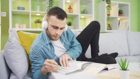 un joven estudiante estudiando en casa.