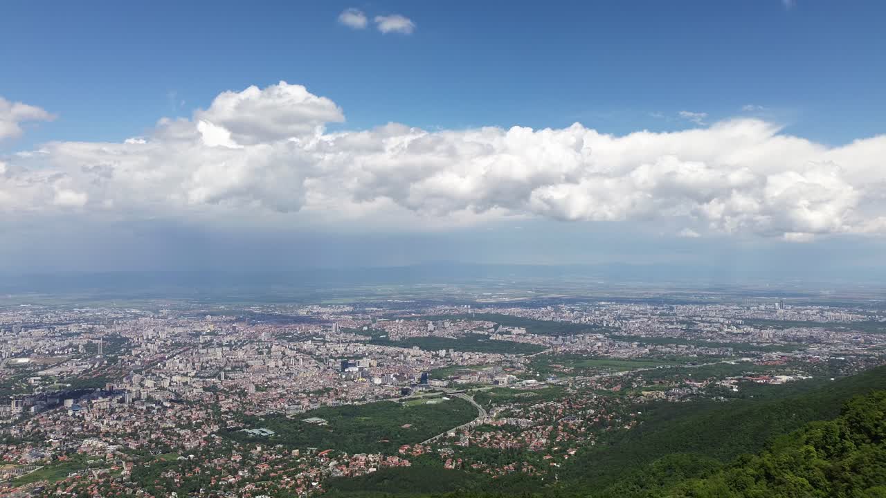 vista de avión no tripulado de la ciudad de sofía, bulgaria, desde lo alto de la montaña vitosha en un hermoso día con nubes blancas y esponjosas