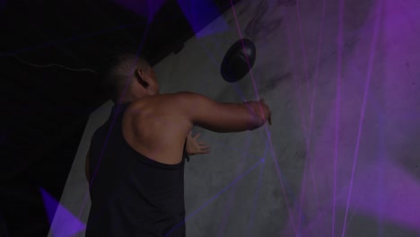 animación de formas coloridas sobre un hombre haciendo ejercicio con una pelota
