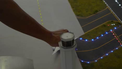 entrenamiento de piloto masculino sobre el modelo de avión 4k