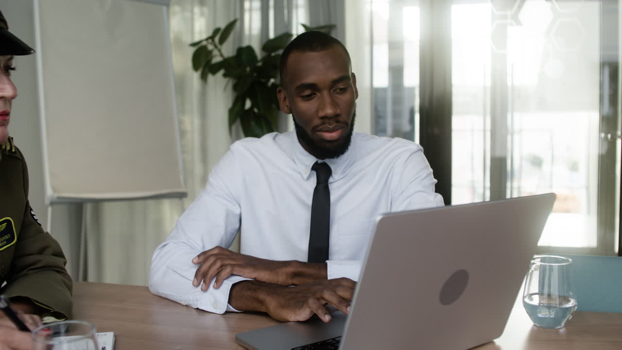mujer y hombre trabajando juntos