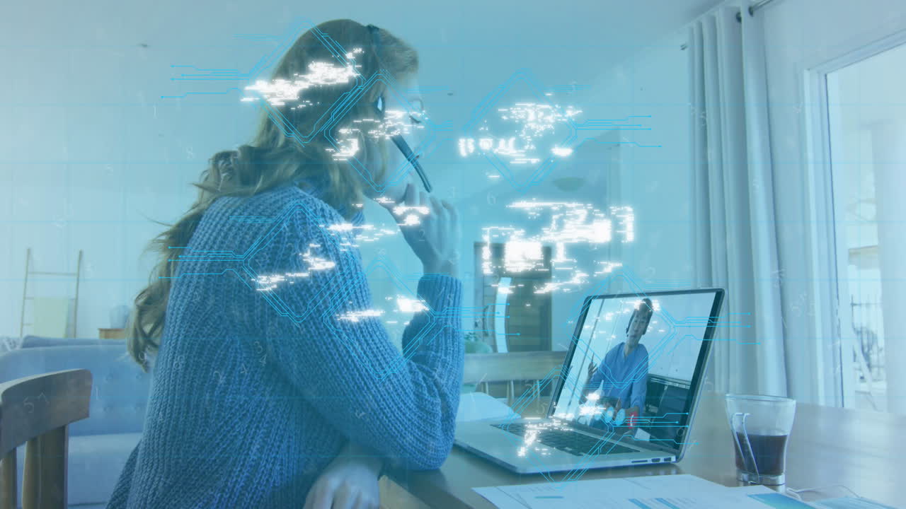 animación de la interfaz de seguridad en línea sobre una mujer de negocios usando auriculares de teléfono y computadora portátil