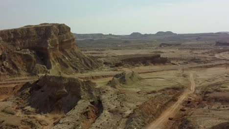 Naturlandschaft,-Dunstiger-Tag,-Staub-Am-Horizont,-Weite-Aussicht,-Skyline-Im-Iran,-Insel-Hormus,-Katar,-Arabische-Kultur,-Lokale-Bevölkerung,-Küche,-Gastfreundschaft,-Wassersport,-Meeresabenteuer,-Küstenstrand-Im-Hafen-Von-Iran