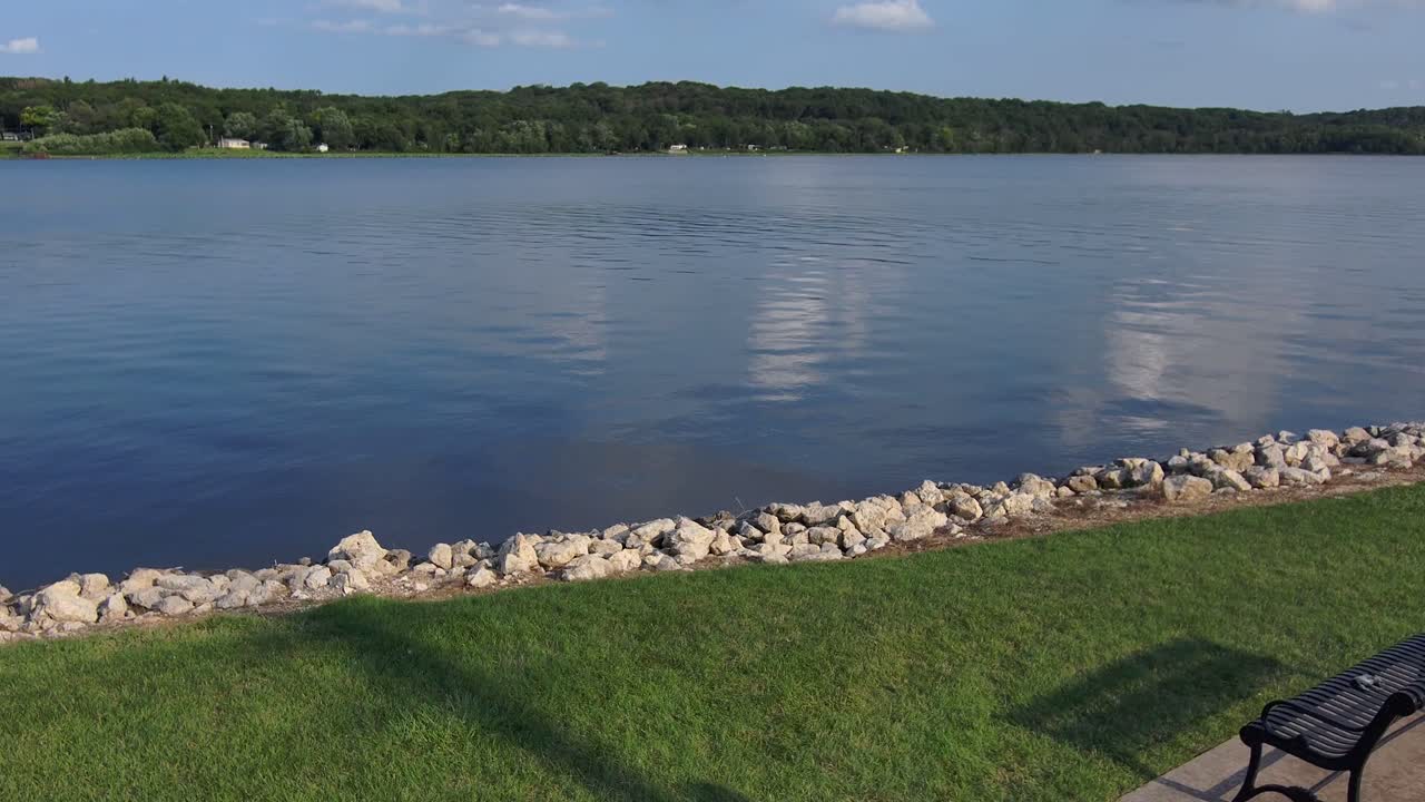 무인 항공기는 강의 시스템의 광대한 크기를 보여주는 leclaire iowa 근처의 강력한 미시시피 강을 내다봅니다.