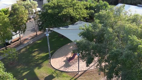 Ein-Spielplatz-In-Einem-öffentlichen-Park-Neben-Einem-Kleinen-Apartmentkomplex