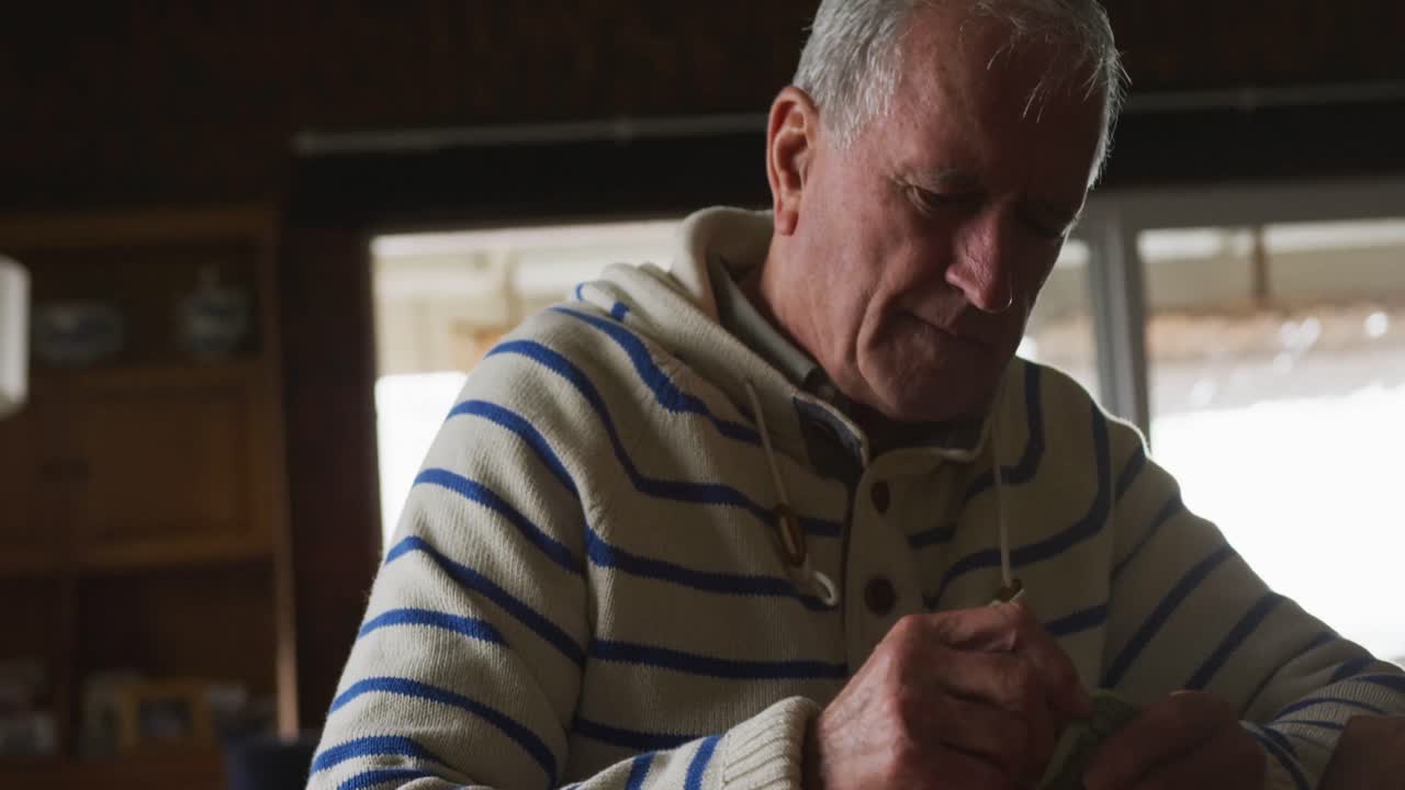 집 에서 테이블 에 앉아 있는 장년 남자