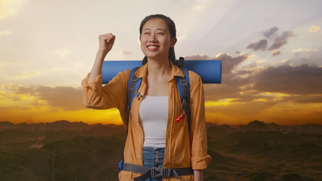 una mujer feliz caminando al atardecer.