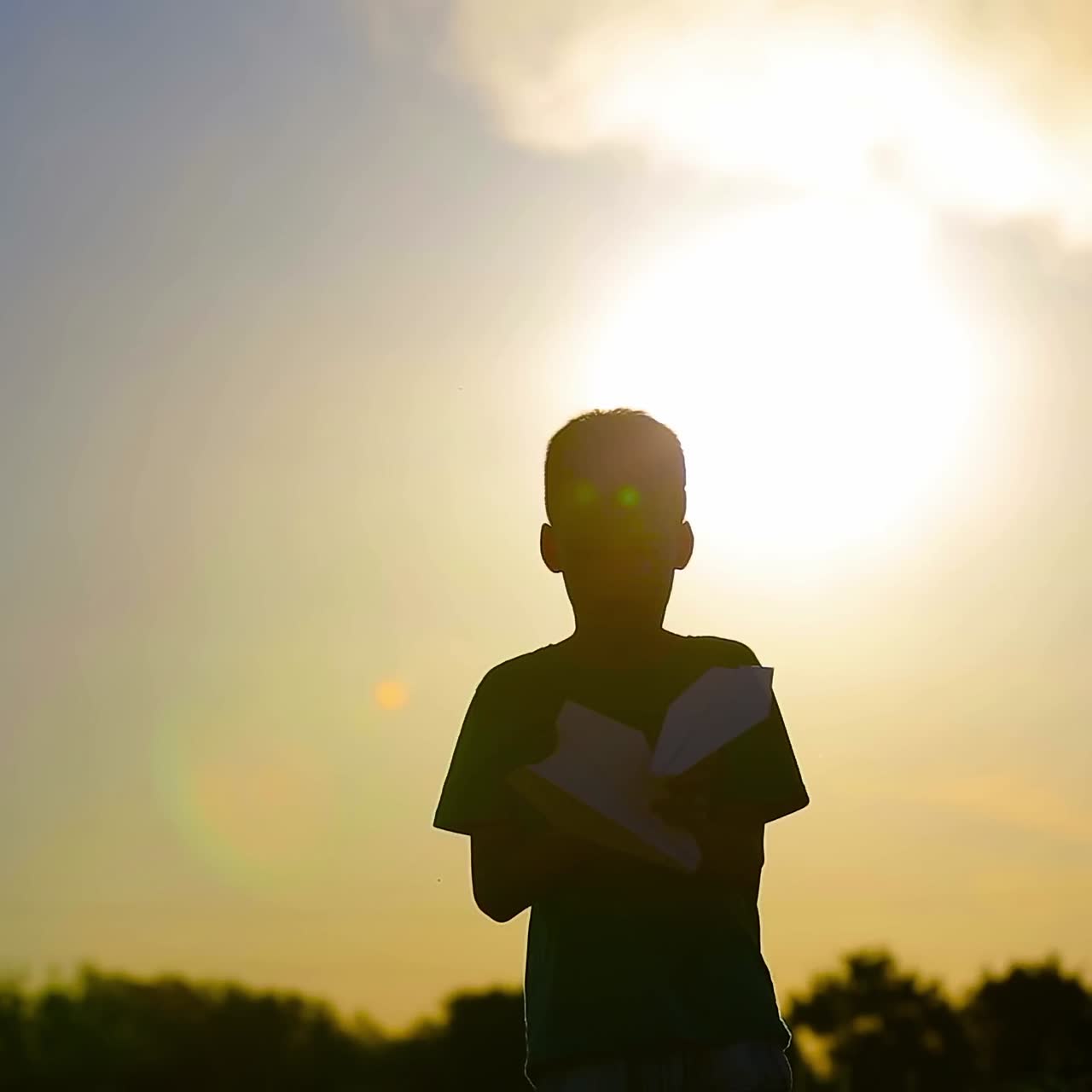 아이가 비행기를 가지고 놀고 있다.