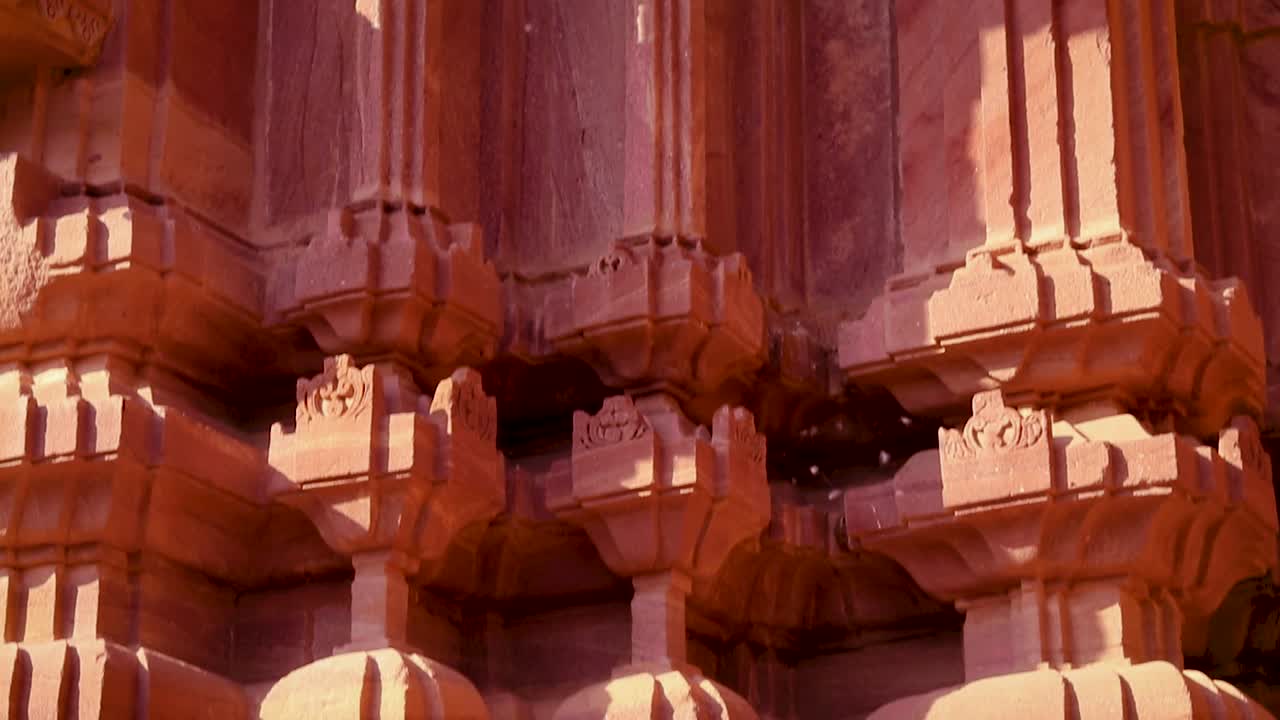 arquitectura del antiguo templo hindú desde un ángulo único en el día