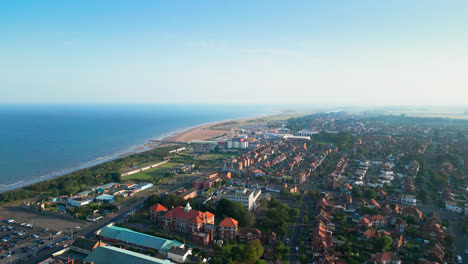 Erleben-Sie-Skegness,-Die-Malerische-Küstenstadt-In-Lincolnshire,-Anhand-Von-Luftaufnahmen-Und-Heben-Sie-An-Einem-Sommerabend-Den-Breiten-Strand,-Die-Lebhafte-Touristenszene,-Den-Vergnügungspark-Und-Den-Berühmten-Pier-Hervor