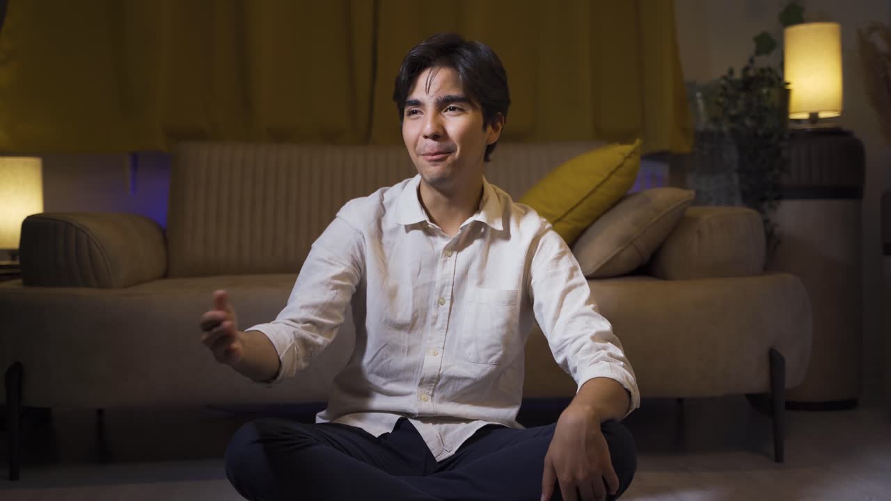 혼자 얘기하고 웃는 사람.