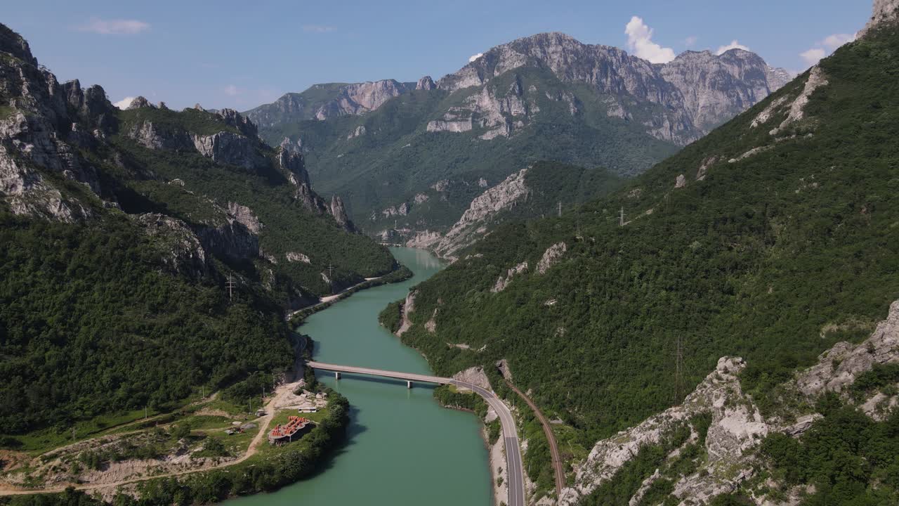 vista desde arriba del puente sobre el río neretva que fluye a través de las montañas en la ciudad bosnia