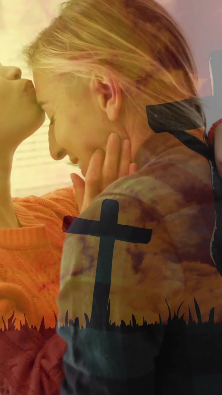Amiga confortando, mulher beijando a testa com animação de cruz ao pôr do sol