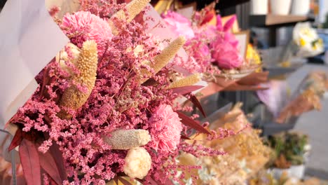 hermosa exhibición de ramos de flores secas