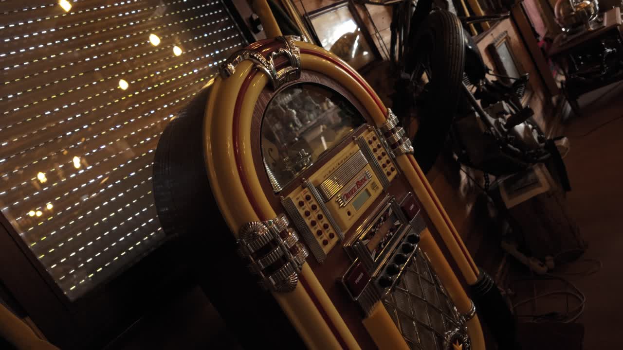 Classic jukebox plassert innendørs, omgitt av treinnredning